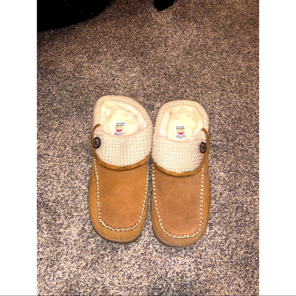 Slippers with a solid bottom. Never worn. Size 9